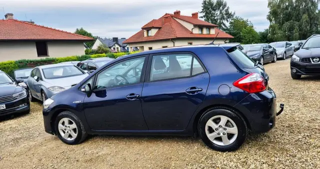 TOYOTA Auris 1.8 HSD Luna