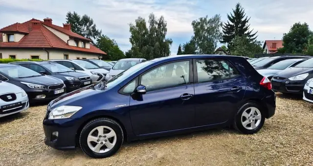 TOYOTA Auris 1.8 HSD Luna