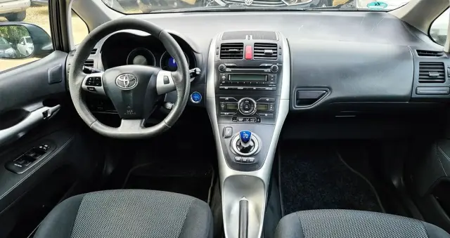 TOYOTA Auris 1.8 HSD Luna