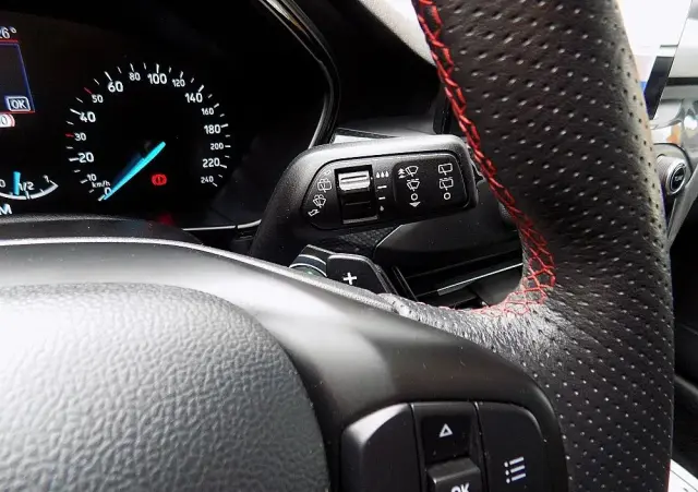 FORD Focus SW Ver-turnier-1-5-ecoblue-start--stopp--system-st--line-design