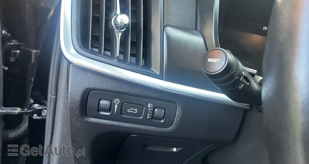 VOLVO V90 D4 Momentum