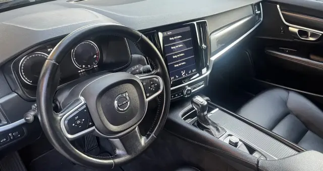 VOLVO V90 D4 Momentum