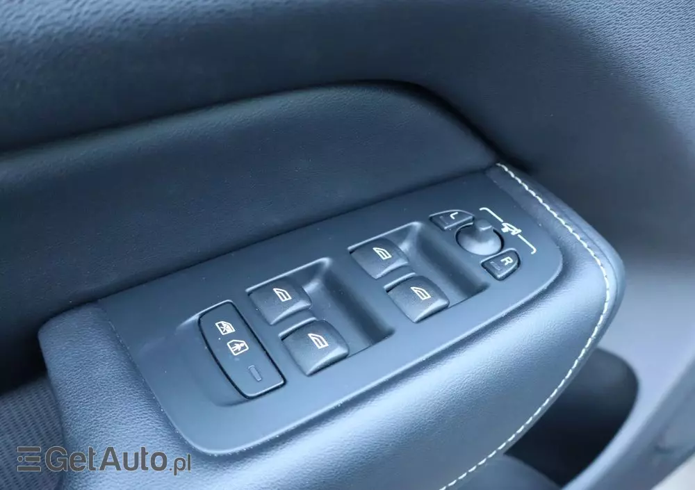 VOLVO XC 60 D4 R-Design