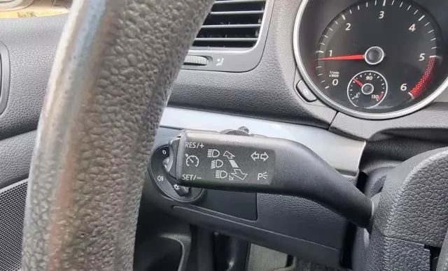 VOLKSWAGEN Golf 1.6 TDI (105 KM)