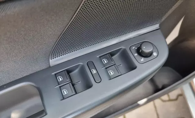 VOLKSWAGEN Golf 1.6 TDI (105 KM)