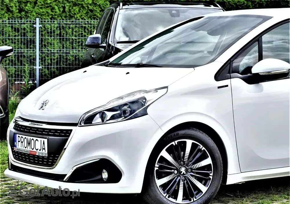 PEUGEOT 208 PureTech 82 Stop & Start Signature