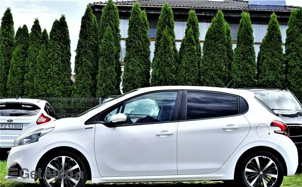 PEUGEOT 208 PureTech 82 Stop & Start Signature