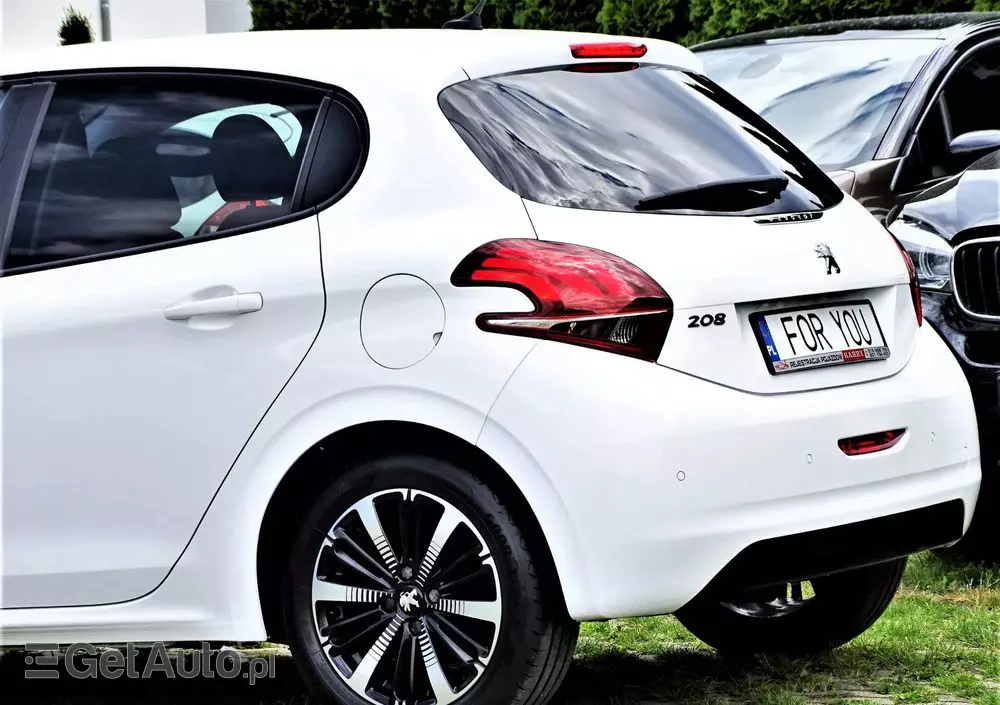 PEUGEOT 208 PureTech 82 Stop & Start Signature