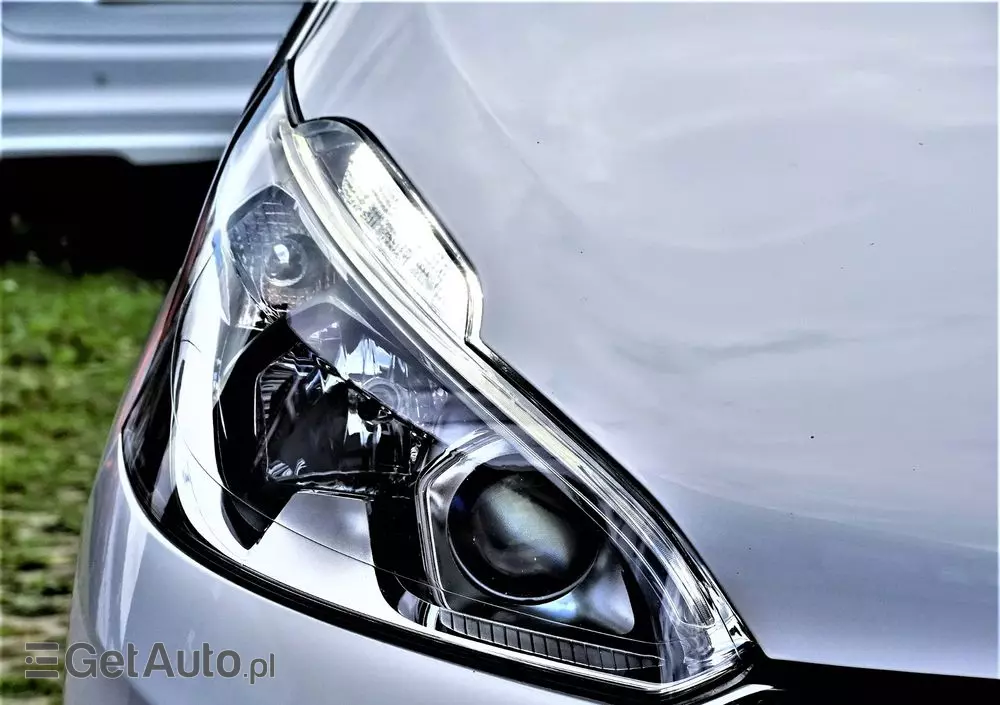 PEUGEOT 208 PureTech 82 Stop & Start Signature