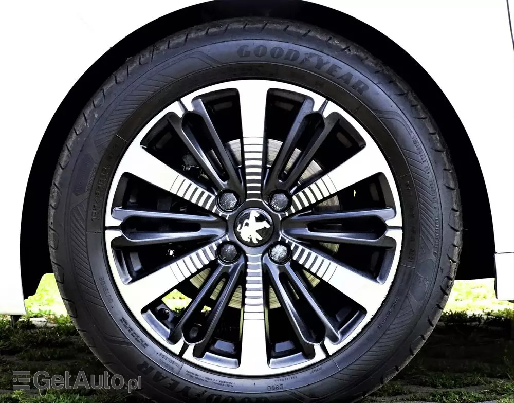 PEUGEOT 208 PureTech 82 Stop & Start Signature