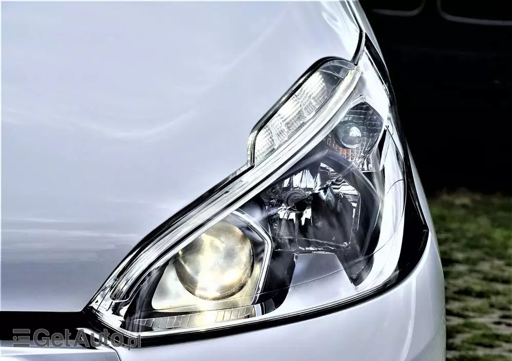 PEUGEOT 208 PureTech 82 Stop & Start Signature