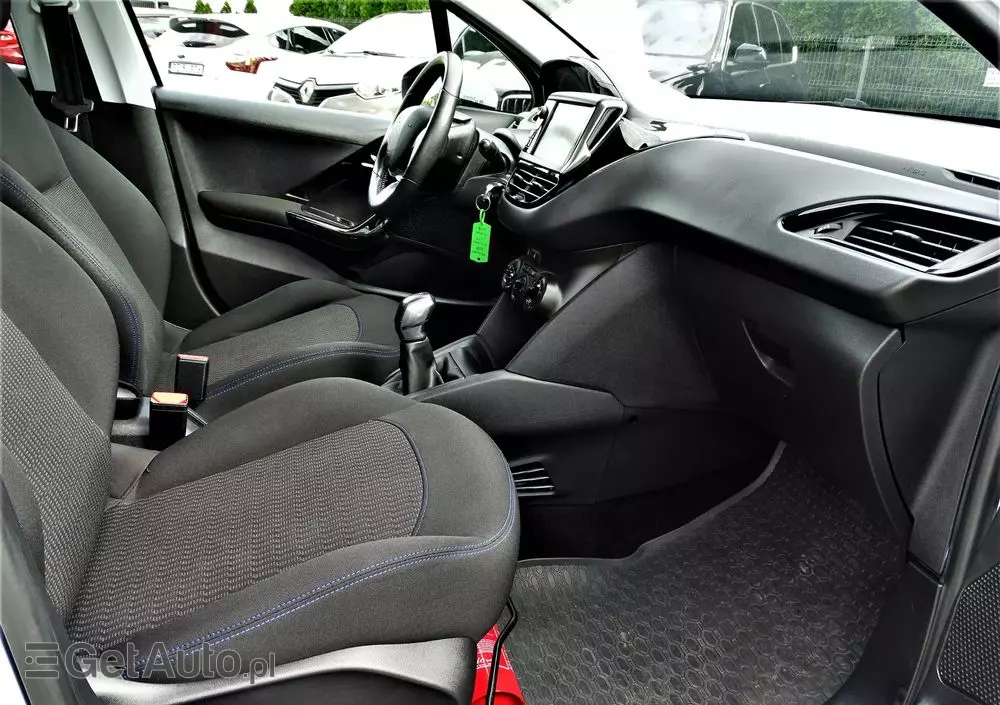 PEUGEOT 208 PureTech 82 Stop & Start Signature