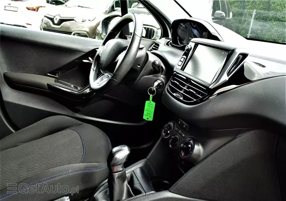 PEUGEOT 208 PureTech 82 Stop & Start Signature