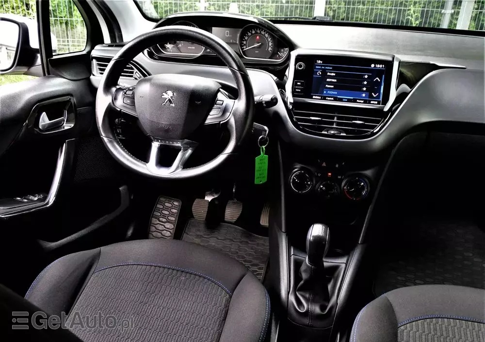 PEUGEOT 208 PureTech 82 Stop & Start Signature