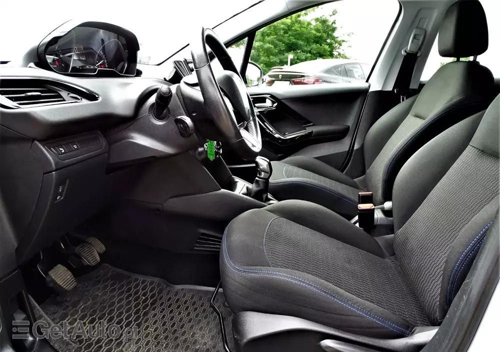 PEUGEOT 208 PureTech 82 Stop & Start Signature