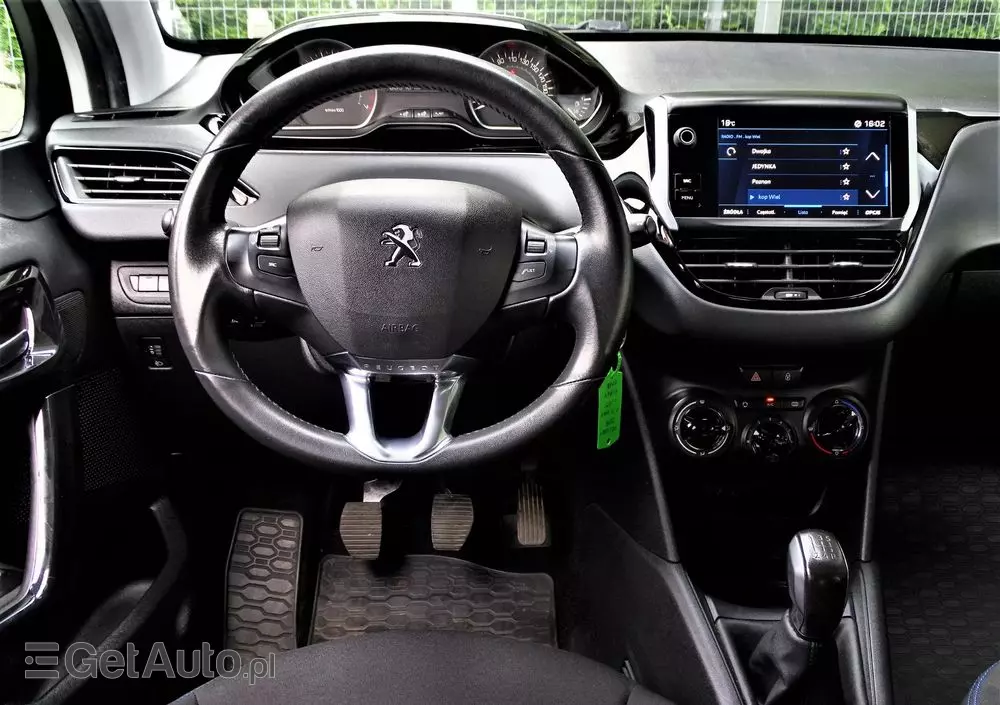 PEUGEOT 208 PureTech 82 Stop & Start Signature