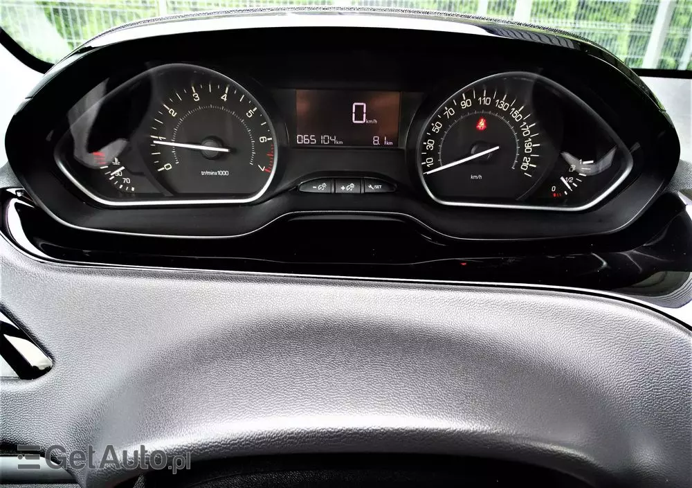 PEUGEOT 208 PureTech 82 Stop & Start Signature