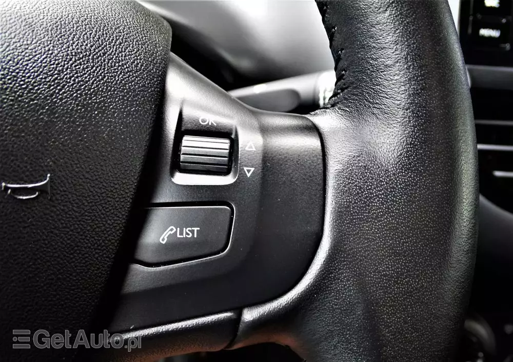 PEUGEOT 208 PureTech 82 Stop & Start Signature