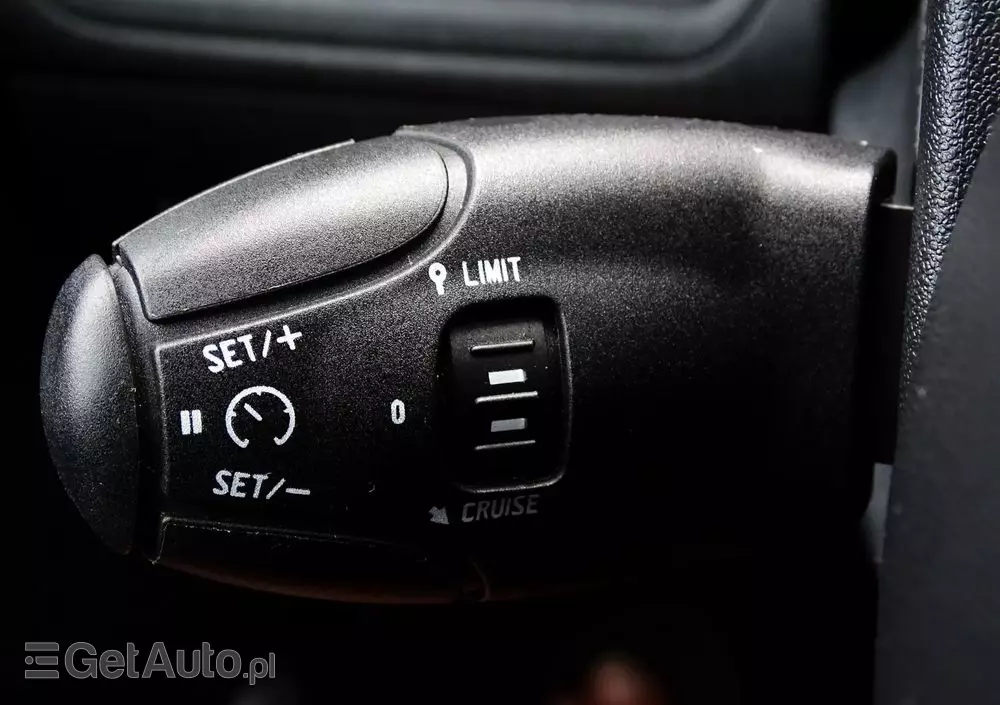 PEUGEOT 208 PureTech 82 Stop & Start Signature