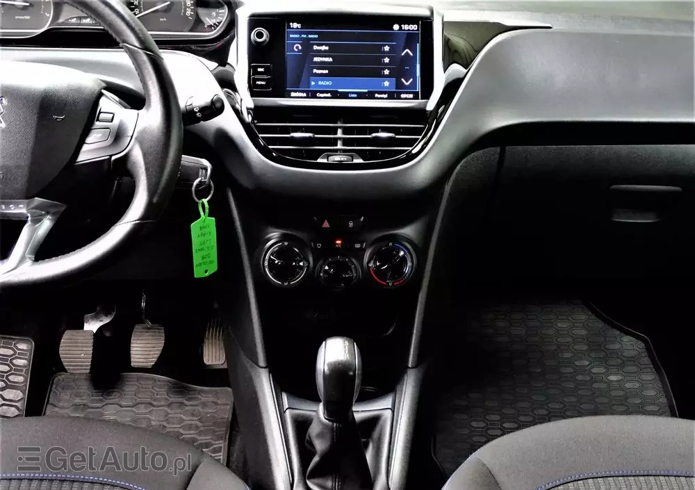 PEUGEOT 208 PureTech 82 Stop & Start Signature