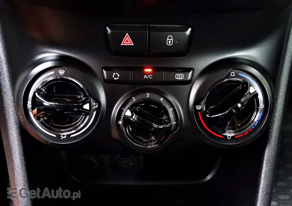 PEUGEOT 208 PureTech 82 Stop & Start Signature