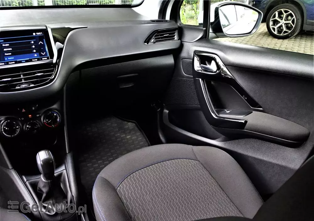 PEUGEOT 208 PureTech 82 Stop & Start Signature