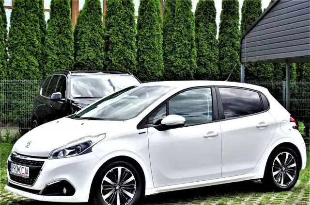 PEUGEOT 208 PureTech 82 Stop & Start Signature