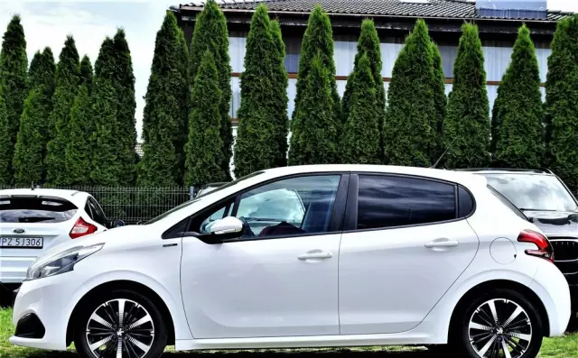 PEUGEOT 208 PureTech 82 Stop & Start Signature