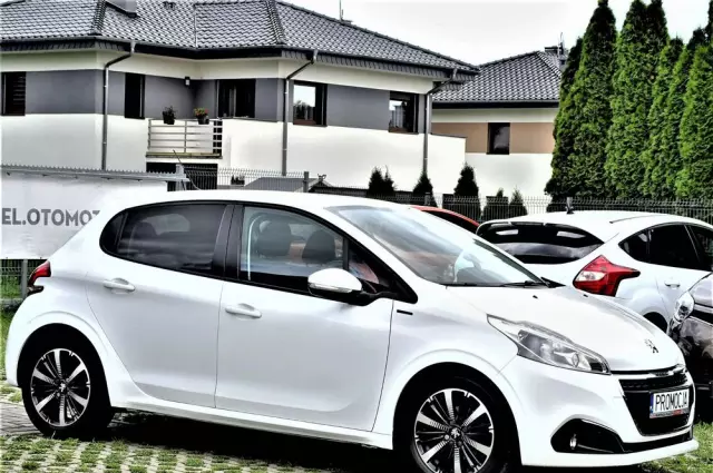 PEUGEOT 208 PureTech 82 Stop & Start Signature