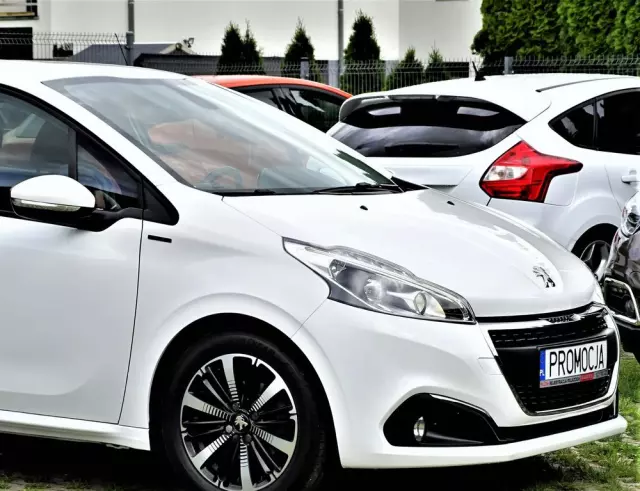 PEUGEOT 208 PureTech 82 Stop & Start Signature