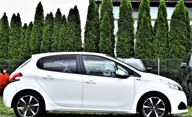 PEUGEOT 208 PureTech 82 Stop & Start Signature