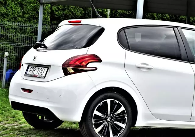 PEUGEOT 208 PureTech 82 Stop & Start Signature