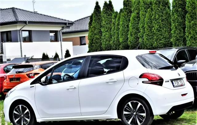 PEUGEOT 208 PureTech 82 Stop & Start Signature