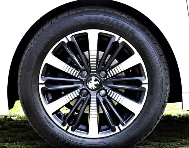 PEUGEOT 208 PureTech 82 Stop & Start Signature