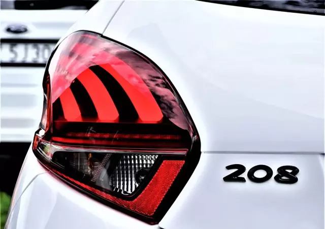 PEUGEOT 208 PureTech 82 Stop & Start Signature