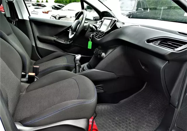 PEUGEOT 208 PureTech 82 Stop & Start Signature