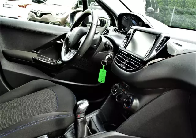 PEUGEOT 208 PureTech 82 Stop & Start Signature