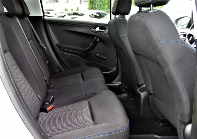 PEUGEOT 208 PureTech 82 Stop & Start Signature