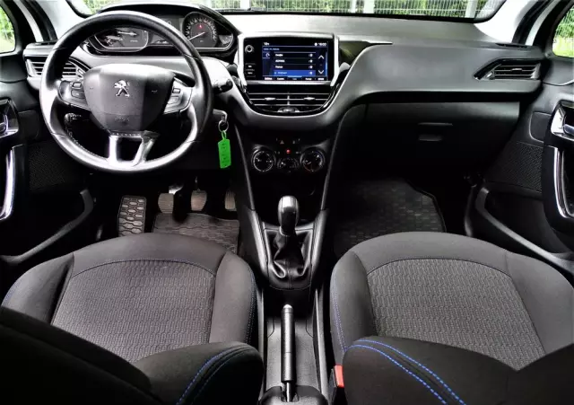 PEUGEOT 208 PureTech 82 Stop & Start Signature