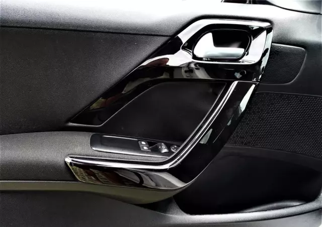 PEUGEOT 208 PureTech 82 Stop & Start Signature