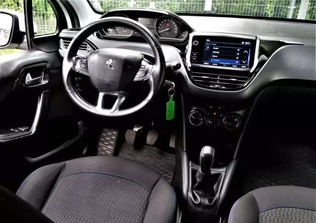 PEUGEOT 208 PureTech 82 Stop & Start Signature