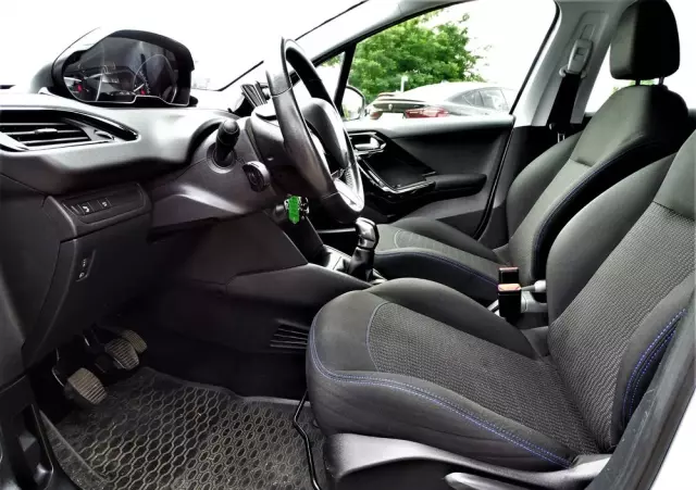 PEUGEOT 208 PureTech 82 Stop & Start Signature