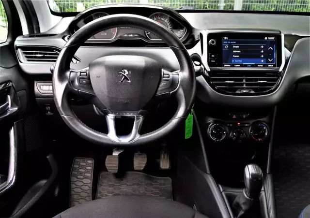 PEUGEOT 208 PureTech 82 Stop & Start Signature