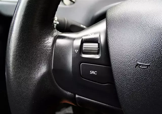 PEUGEOT 208 PureTech 82 Stop & Start Signature