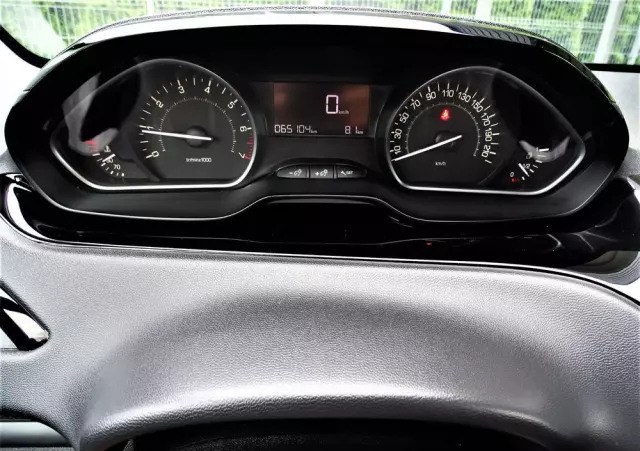 PEUGEOT 208 PureTech 82 Stop & Start Signature