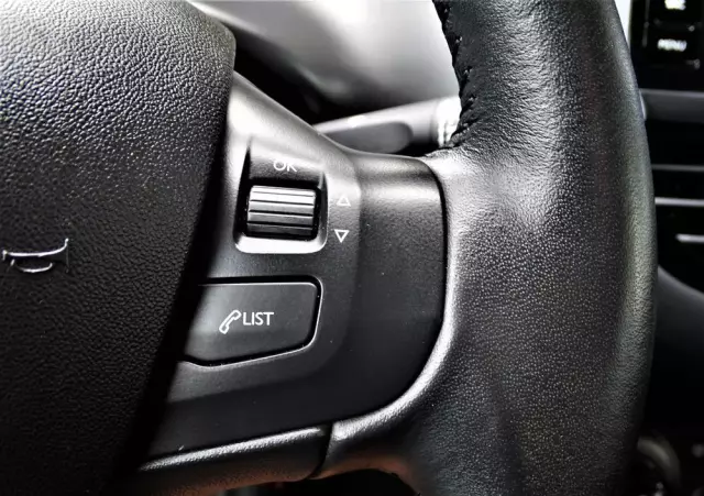 PEUGEOT 208 PureTech 82 Stop & Start Signature