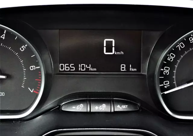 PEUGEOT 208 PureTech 82 Stop & Start Signature