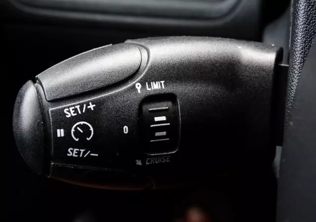 PEUGEOT 208 PureTech 82 Stop & Start Signature