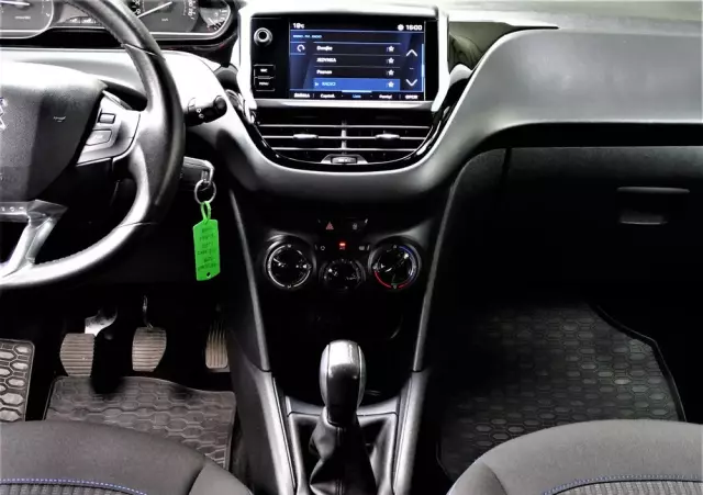 PEUGEOT 208 PureTech 82 Stop & Start Signature