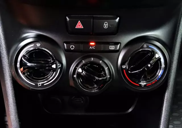 PEUGEOT 208 PureTech 82 Stop & Start Signature